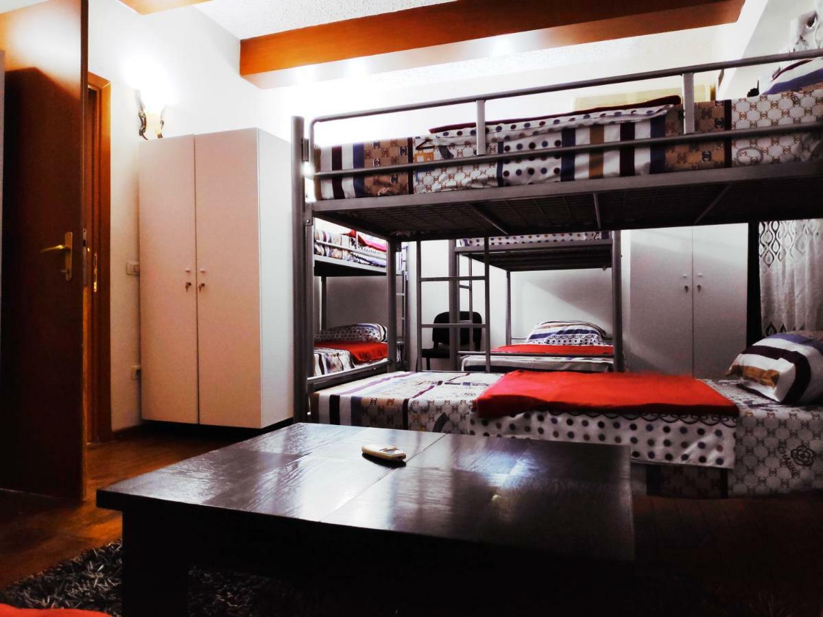 Tufina Hostel Тирана Екстер'єр фото