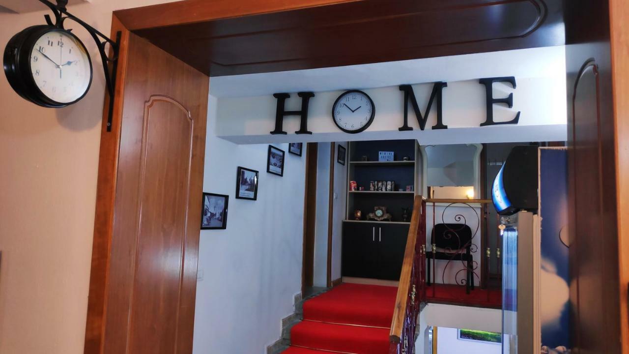Tufina Hostel Тирана Екстер'єр фото